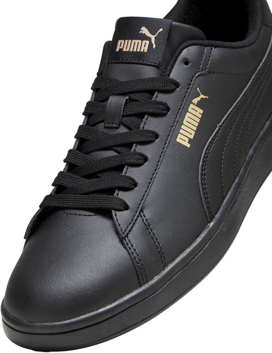 Zwarte Puma Smash sneakers met gouden Puma logo op de zijkant en veters.