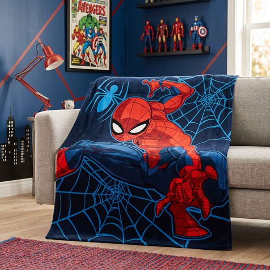 Couverture polaire bleue avec une grande impression de Spiderman, entourée de toiles d'araignée.