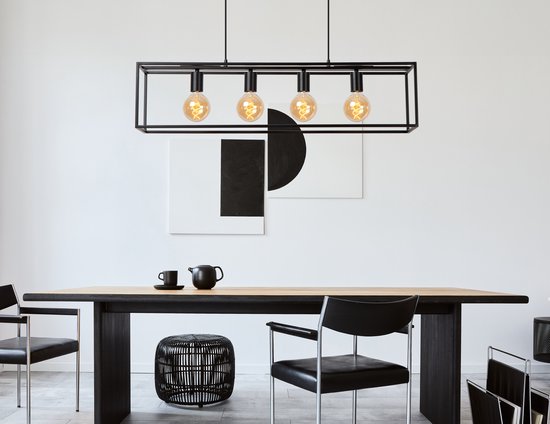 Moderne eetkamer met zwarte eettafel, stoelen en een zwarte rechthoekige hanglamp met vier Edison lampen.