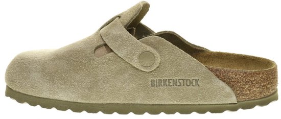Beige suède Birkenstock Boston klomp met gesp en 'BIRKENSTOCK' logo.