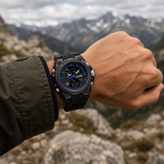Mannelijke pols met zwarte sportwatch met blauwe accenten, gedragen met een groene jas.