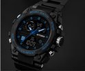 Zwarte sportwatch met blauwe wijzers en digitale displays, met tekst 'SPORT WATCH' en 'WATER RESIST'.