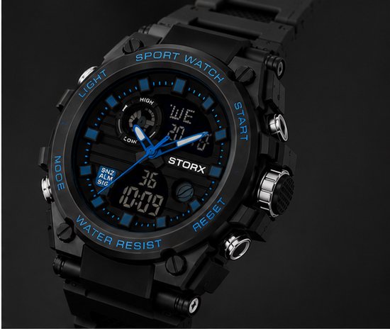 Zwarte sportwatch met blauwe wijzers en digitale displays, met tekst 'SPORT WATCH' en 'WATER RESIST'.