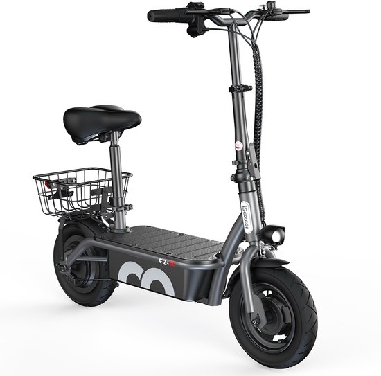 Zwarte iScooter F2 elektrische step met zadel, mand en voorlicht op witte achtergrond.