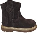 Bruine suède enkellaars met kwastjes, sierstrik en de tekst "SHOESME" op de zoolrand.