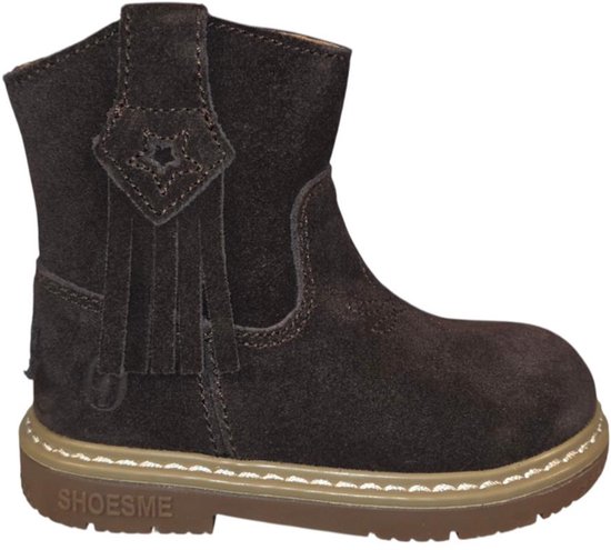 Bruine suède enkellaars met kwastjes, sierstrik en de tekst "SHOESME" op de zoolrand.