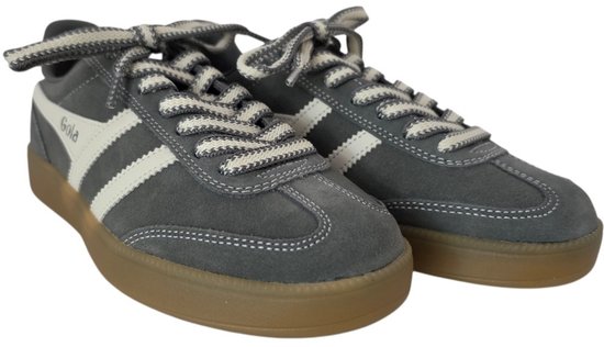 Grijze Gola sneakers met witte strepen, veters en bruine zolen.