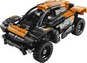 Gedetailleerde LEGO Technic NEOM McLaren Extreme E Team raceauto, zwart met oranje accenten.