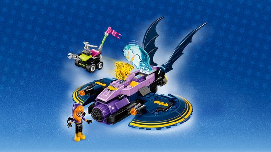 LEGO Batgirl jet, paars en donkerblauw met gele accenten, met twee minifiguren en een kleine robot.