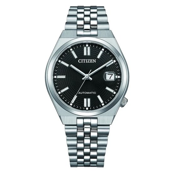 Zilverkleurig horloge met een zwarte wijzerplaat. De wijzerplaat heeft een patroon, witte streepjes als uuraanduidingen en een datumaanduiding.