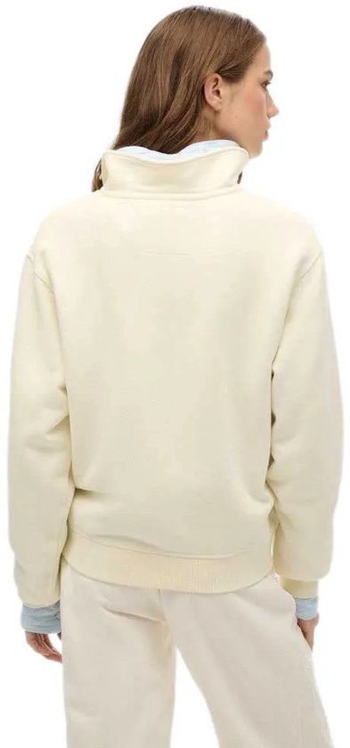 Achterkant van een off-white, halve rits trui met kraag, gedragen door een model.