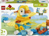 De LEGO DUPLO 10448 doos toont een gele eend op wielen, gebouwd met DUPLO-stenen. Op de achtergrond een blauwe kat en vogel.