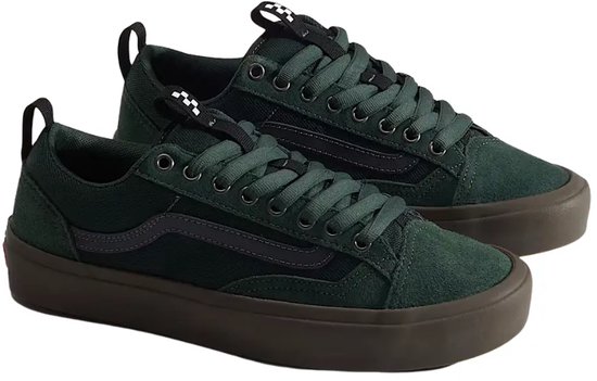 Paar groene Vans Old Skool sneakers met donkerbruine zolen en donkergrijs Vans-logo op de zijkant.