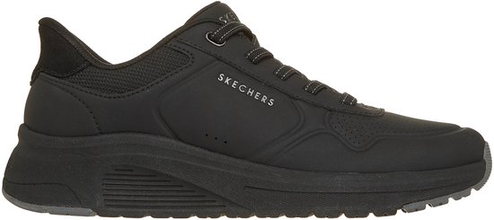Zwarte Skechers sneaker met 'SKECHERS' logo op de zijkant en vetersluiting.