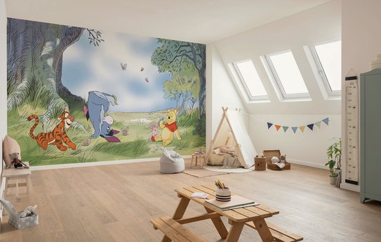 Wandvullend fotobehang met Winnie de Pooh, Tigger, Knorretje en Eeyore in een bosrijke omgeving.