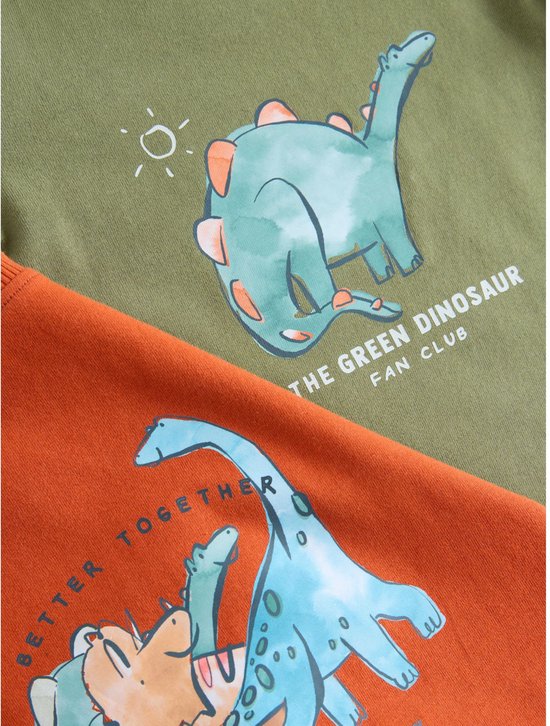Close-up van dinosaurus-prints met 'The Green Dinosaur Fan Club' en 'Better Together' teksten.