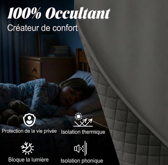 Donkergrijs, dik, thermisch gordijn met ruitjespatroon, geïnstalleerd in een slaapkamer. Beschermt de privacy, isoleert thermisch en fonisch, blokkeert licht.