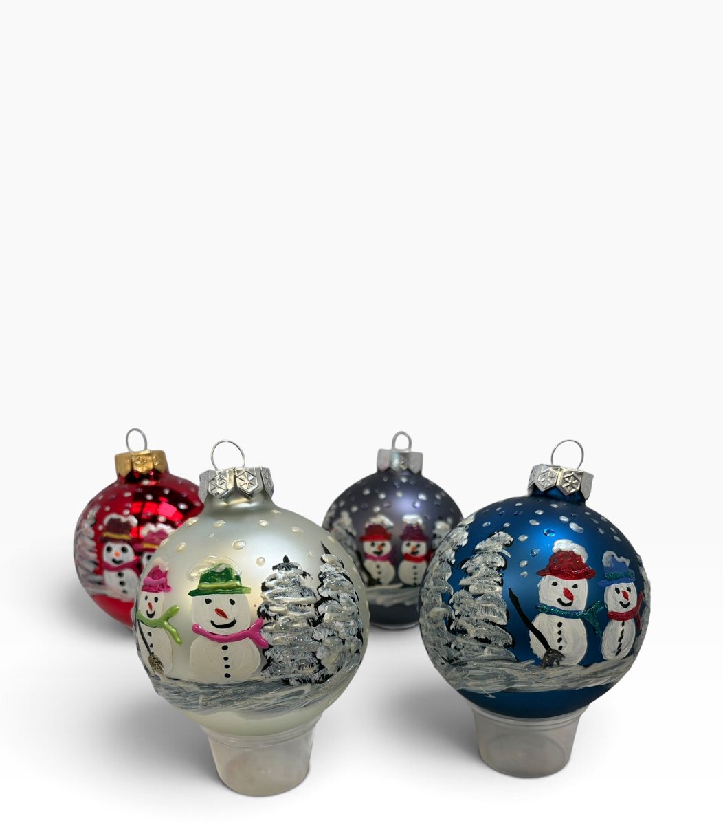 Set van 4 Handbeschilderde Kerstballen – Wintertafereel & Sneeuwpop – Blauw Zilver Rood – Ø 8 cm – Riek van de Bor