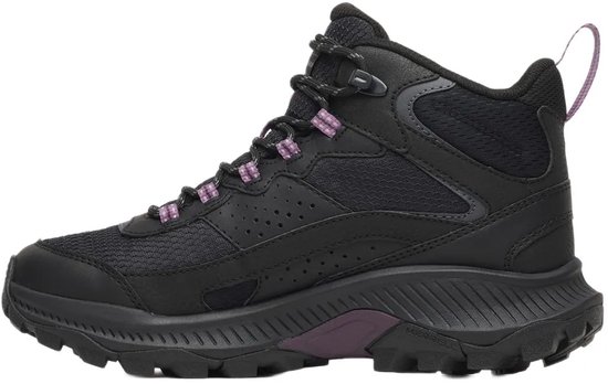 Zijzicht van een zwarte Merrell Gore-Tex wandelschoen voor dames met paarse veters.