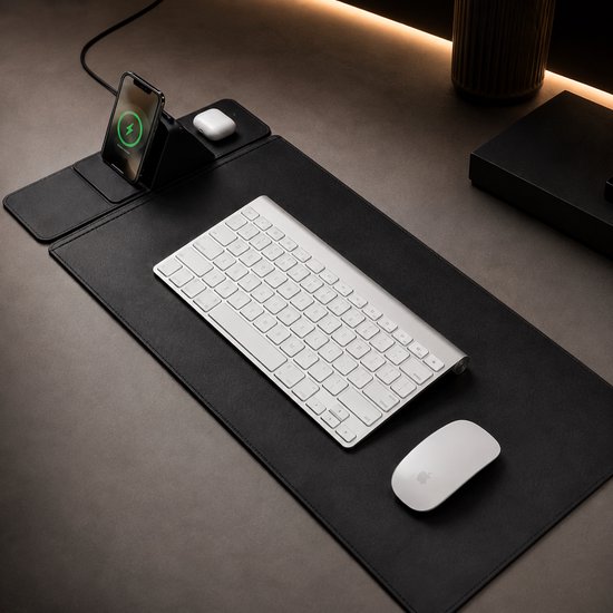 Zwarte bureauonderlegger XXL met geïntegreerde 15W draadloze oplader, ruimte voor een smartphone en oordopjes. Met witte Apple toetsenbord en muis.