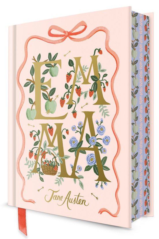 Prentenboek 'Emma' van Jane Austen, met gouden letters, aardbeien, appels en blauwe bloemen op een roze omslag. Boek heeft een rode leeslint.