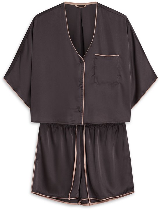 Donkergrijs satijnen pyjamaset met korte mouwen, korte broek en roze biezen.