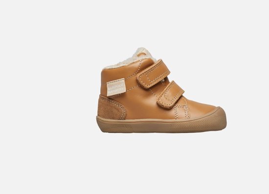 Cognackleurige hoge leren sneaker met bontvoering, klittenbandsluiting en 'BAREFOOT NATURINO' label op de zijkant.