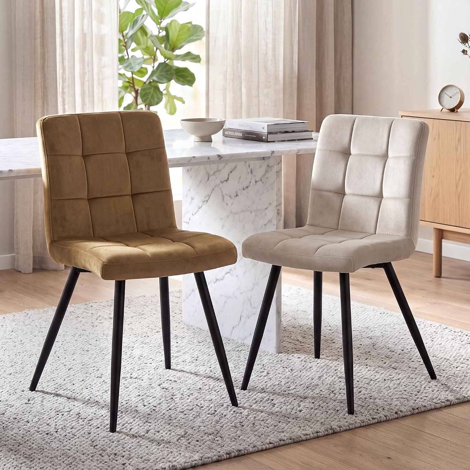 Set van 4 Beige Fluwelen Eetkamerstoelen met Zwarte Metalen Poten – Gestoffeerde Keukenstoelen met Ergonomische Rugleuning, Zachte Zitting en Antislipvoetjes – Moderne Vintage Stoelen voor Eetkamer, Woonkamer en Thuiswerkplek