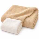 Gevouwen beige en off-white mousseline doeken met een zachte wafeltextuur op een witte achtergrond.