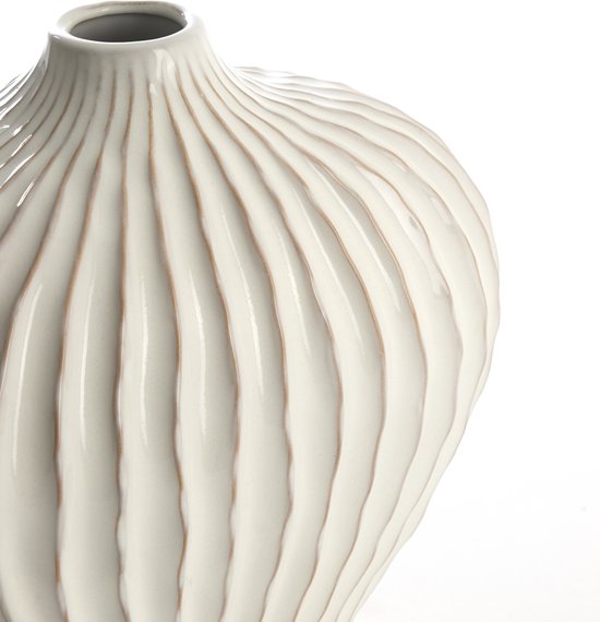 Detail van een witte vaas met verticale groeven en een lichte bruine lijn. De vaas heeft een bolle vorm met een smalle hals.