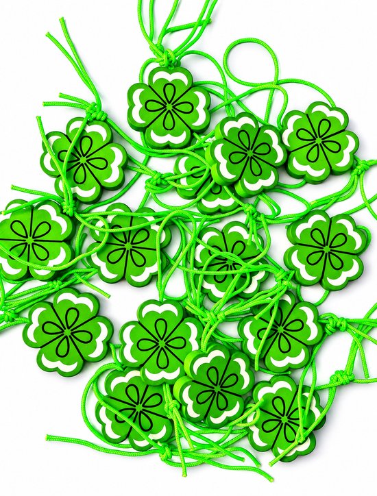 Groene klavertjes vier van hout met zwarte details en groene koordjes. Dubbelzijdig bedrukt.