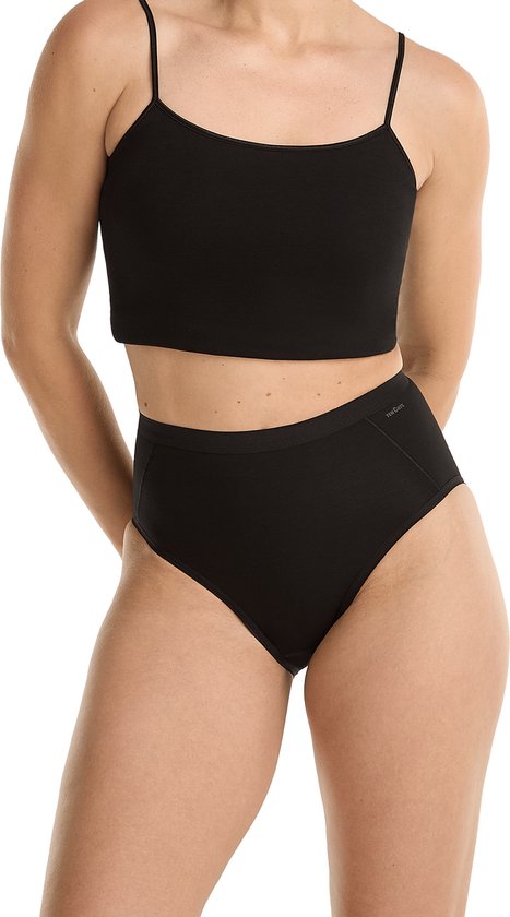 Model draagt zwarte crop top met spaghettibandjes en hoge bikinislip van Ten Cate. Met de handen achter de rug.