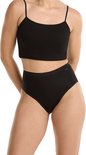 Model draagt zwarte crop top met spaghettibandjes en hoge bikinislip van Ten Cate. Met de handen achter de rug.