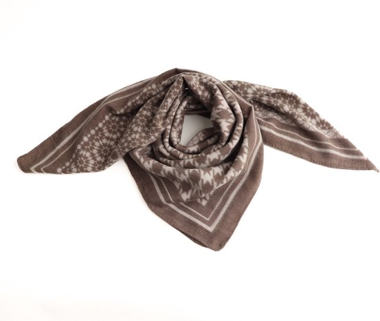 Bruine bandana met geometrisch patroon in het gebroken wit, gevouwen.