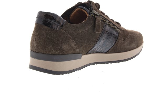 Bruine suède Gabor sneaker met rits en slangenprint detail aan de zijkant.
