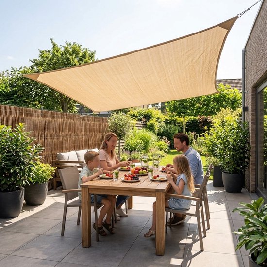 Beige vierkant schaduwdoek boven een gezin dat aan een tafel eet op een terras.