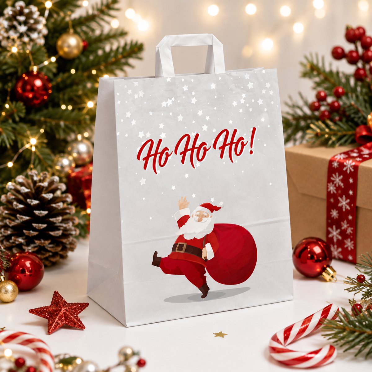Papieren kersttasjes met handgrepen - 50 stuks - 22 x 10 x 28 cm - wit kraftpapier - Kerstman Ho Ho Ho - cadeau kerst Kersttassen / Kerst draagtassen /