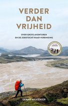 Boekomslag met de titel 'Verder dan vrijheid' en een vrouw met oranje rugzak die op een heuvel staat met uitzicht op een brede, droge rivierbedding.