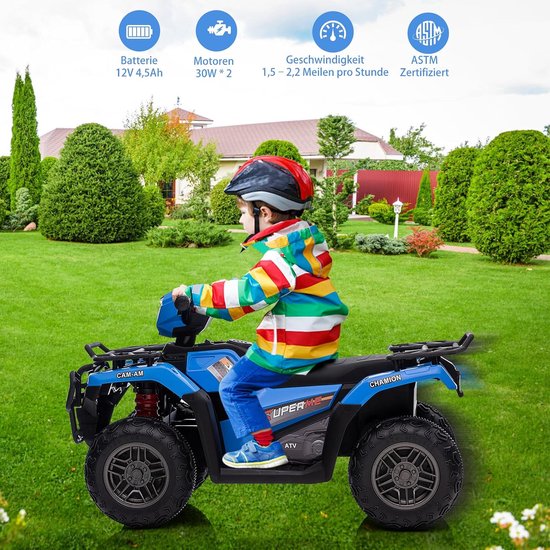 Blauwe elektrische quad met een jongen in een kleurrijk jack die erop rijdt.