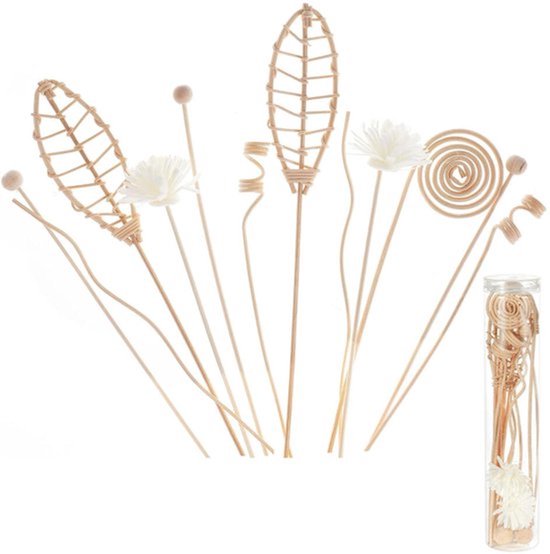 Groep van rotan diffuser stokjes: witte bloemen, geweven bladeren, ballen, spiralen en golvende stokjes.