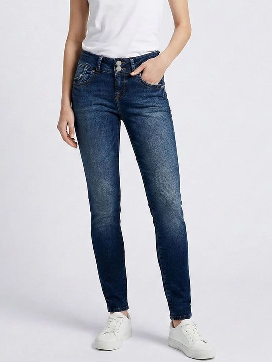 Close-up van model in donkerblauwe LTB jeans met witte t-shirt, nadruk op de taille en pasvorm.
