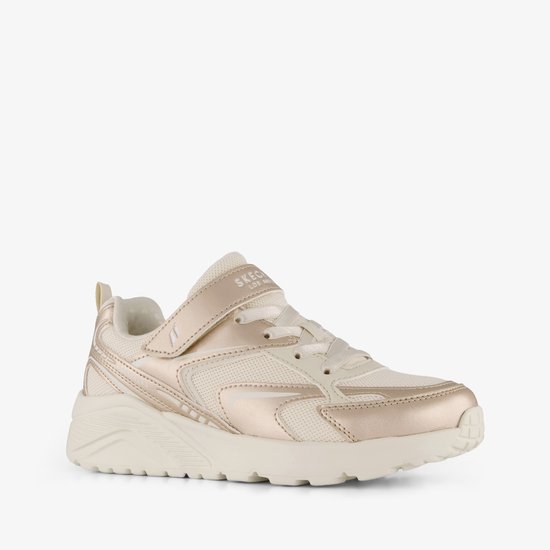 Zijkant van een gouden Skechers sneaker met beige mesh en metallic accenten.