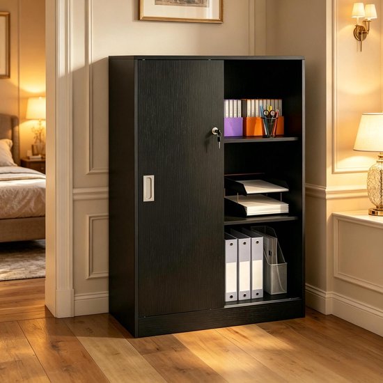 Zwarte archiefkast met schuifdeur en slot in een sfeervol verlicht interieur met houten vloer.