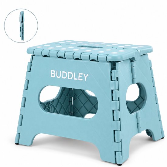 Lichtblauwe opvouwbare opstapkruk van BUDDLEY met witte stippen op het zitvlak en een compact ontwerp.