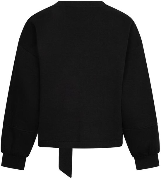 Zwarte sweater met strikceintuur en wijde mouwen.