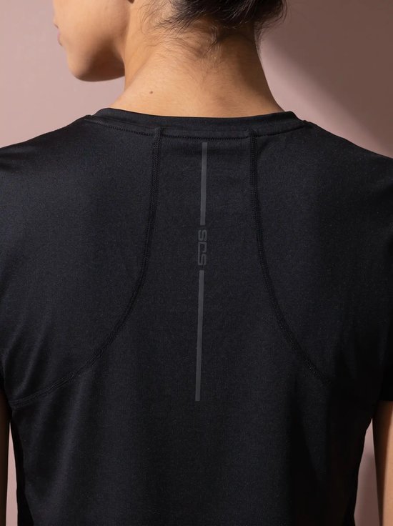 Zwart sportshirt met grijze verticale streep en logo op de rug.