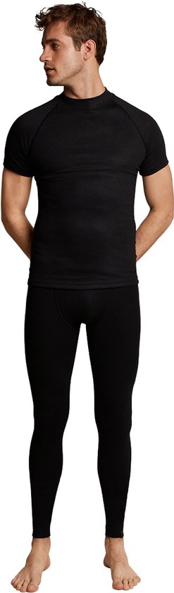 Man in zwart thermoshirt met korte mouwen en thermolegging, van voren gezien.