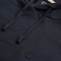 Close-up van de donkerblauwe hoodie met trekkoorden en het kleine geborduurde Superdry logo.