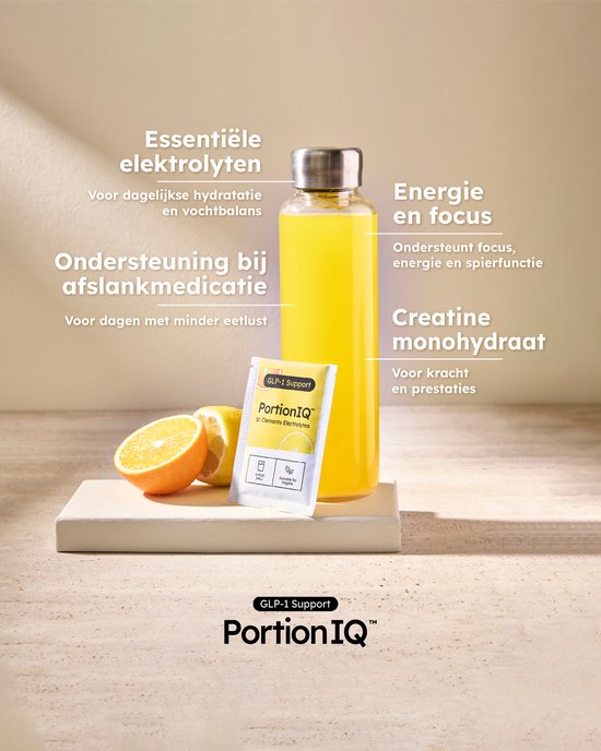 PortionIQ St. Clements Electrolyten drankmix met halve sinaasappels en een flesje gele drank.