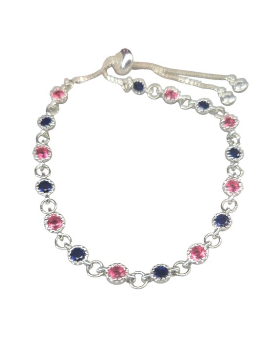 Zilverkleurige armband met afwisselend roze en donkerblauwe zirkoniastenen en een verstelbare schuifsluiting.
